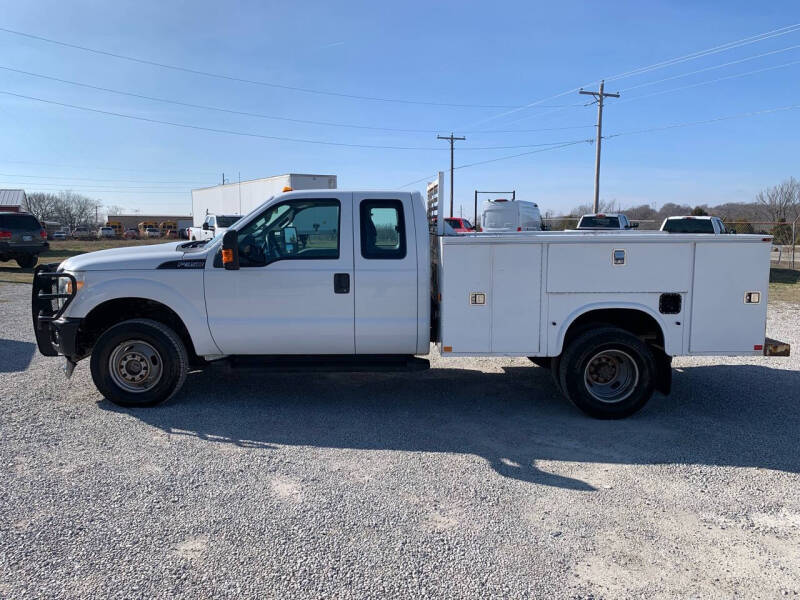 2013 Ford F-350 Super Duty Chassis Cab XL photo 3