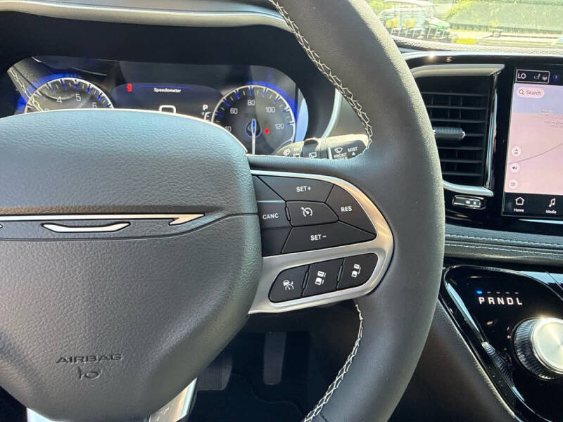 2027 Chrysler Pacifica Select