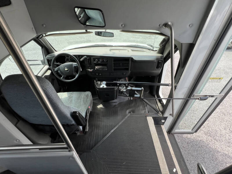 2014 Chevrolet Express C-4500 Shuttle Bus