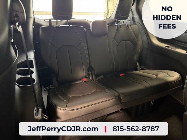 2027 Chrysler Pacifica Select