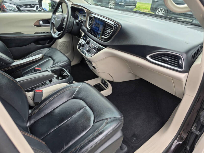 2017 Chrysler Pacifica Touring-L