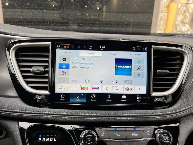 2026 Chrysler Pacifica Select