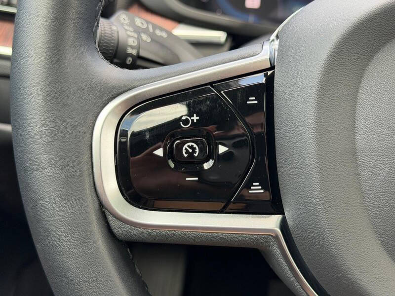 2023 Volvo XC60 B5 Plus Dark Theme