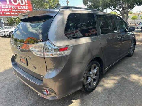 2017 Toyota Sienna SE Premium 8-Passenger