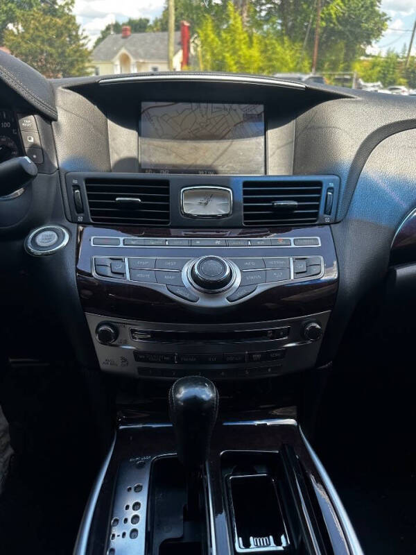 2011 Infiniti M56