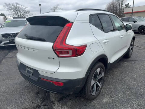 2024 Volvo XC40 B5 Plus Dark Theme