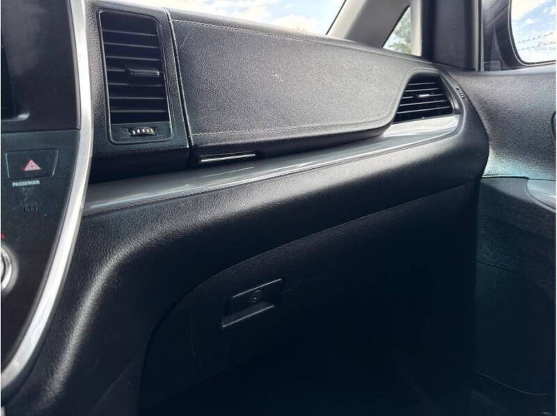 2017 Toyota Sienna SE Premium 8-Passenger