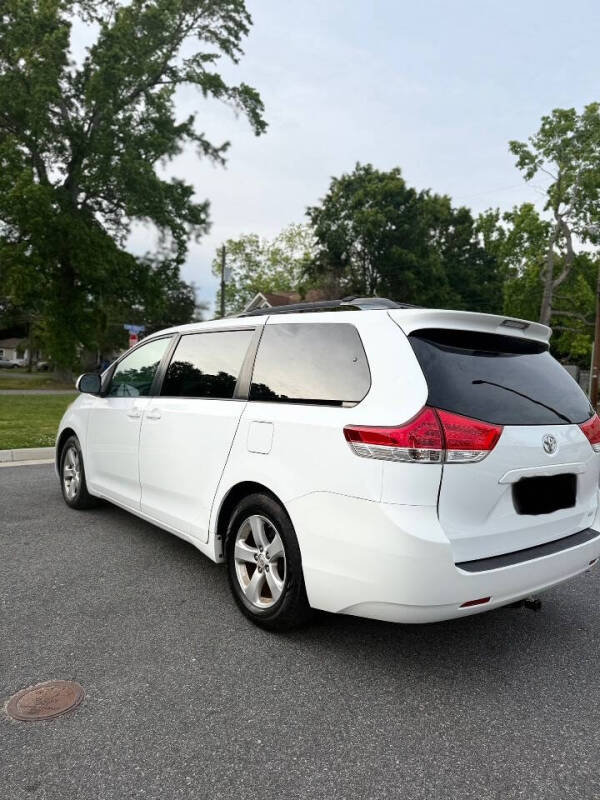 2013 Toyota Sienna LE 8-Passenger