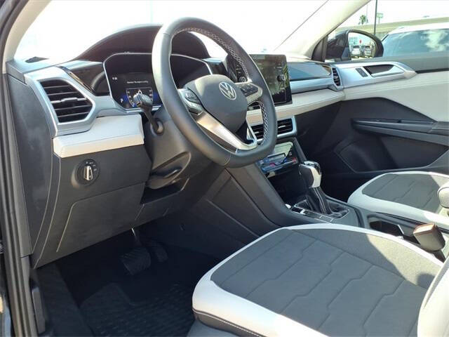 2025 Volkswagen Taos SE