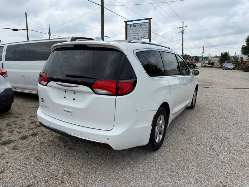 2017 Chrysler Pacifica Touring-L Plus