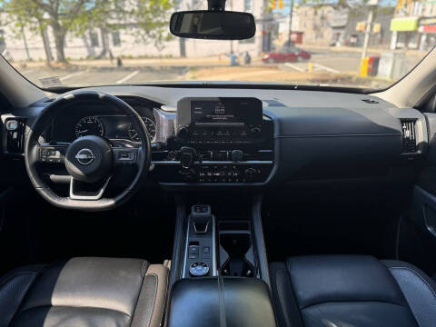 2022 Nissan Pathfinder SL