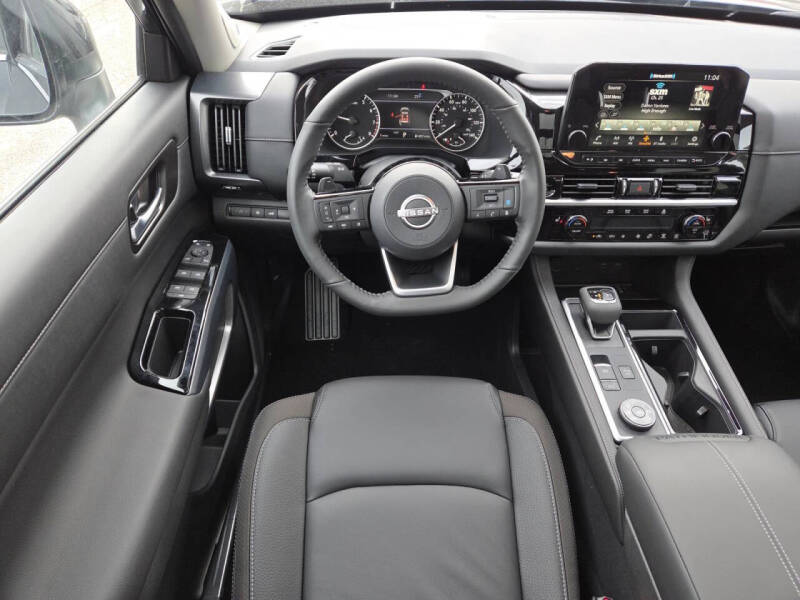 2025 Nissan Pathfinder SL