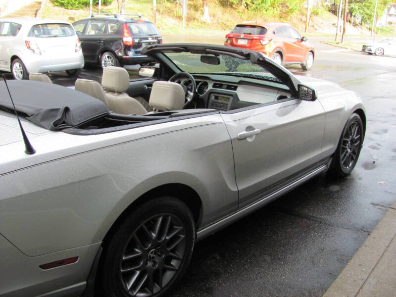 2013 Ford Mustang V6 Premium photo 13