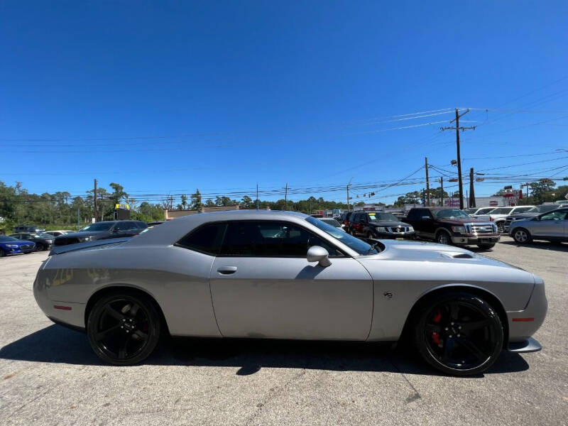 2017 Dodge Challenger null photo 5