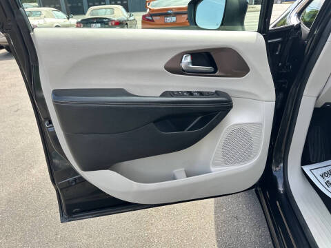 2022 Chrysler Voyager LX