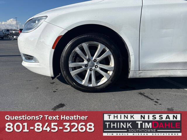 White 2016 Chrysler 200 Limited Limited 4dr Sedan 9