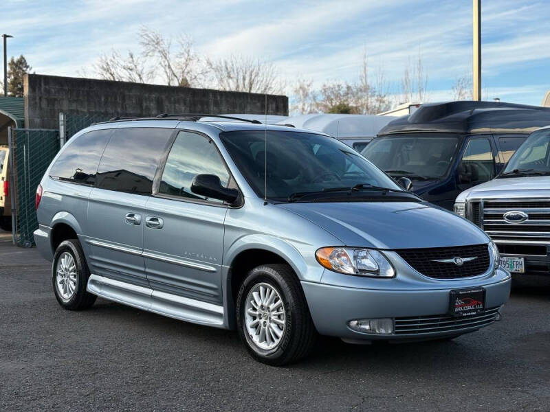 2004 Chrysler Town and Country Touring Platinum Series