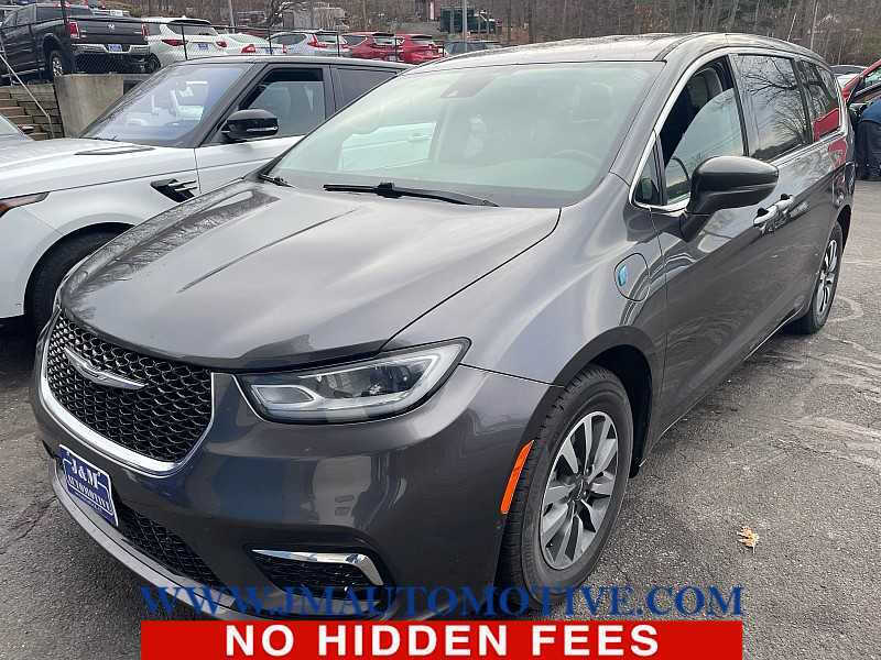 2022 Chrysler Pacifica Hybrid Touring L's photo