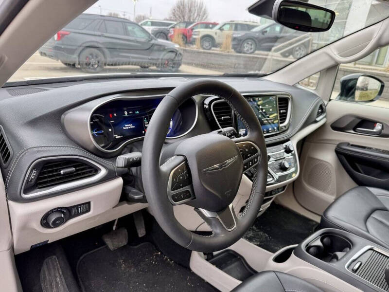 2024 Chrysler Pacifica Plug-In Hybrid Select