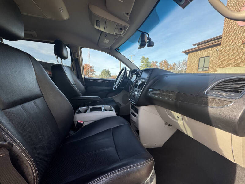 2014 Chrysler Town and Country Touring-L