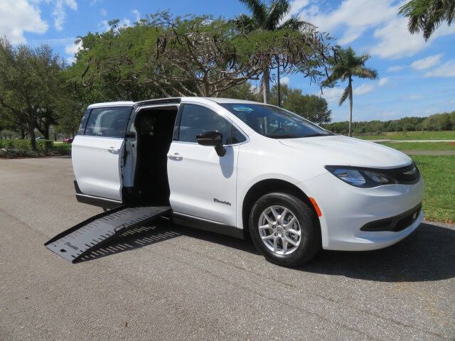 2025 Chrysler Voyager LX's photo