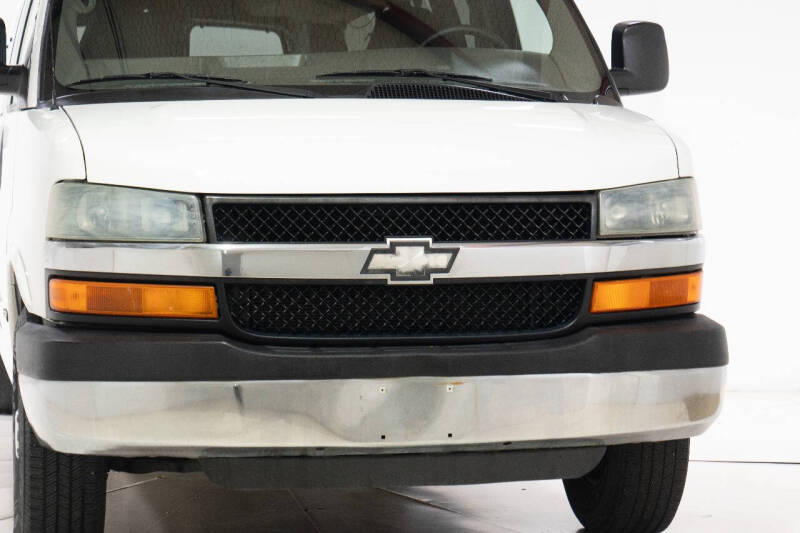 2004 Chevrolet Express Cargo Base photo 11