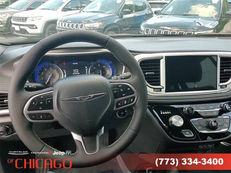 2025 Chrysler Pacifica Select