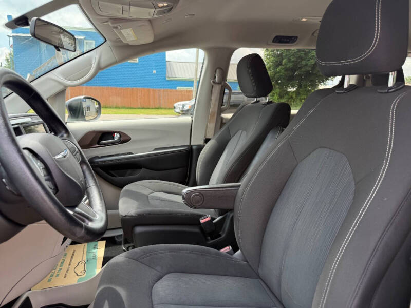 2020 Chrysler Voyager LX