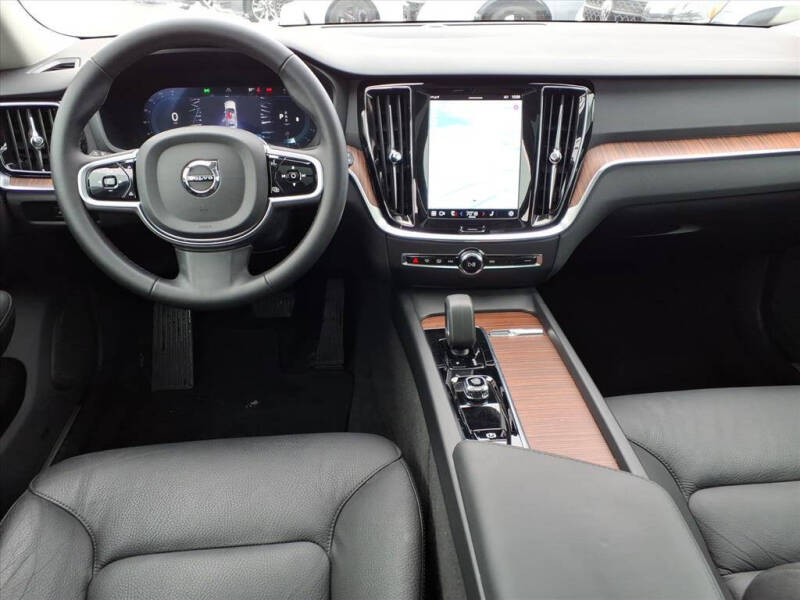 2025 Volvo V60 Cross Country B5 Plus