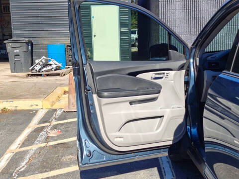 2020 Honda Pilot Touring w/Rear Captain's Chairs