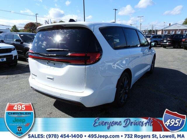 2026 Chrysler Pacifica Select