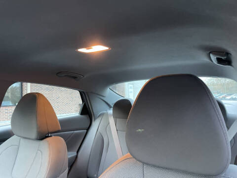 2023 Hyundai Elantra SE