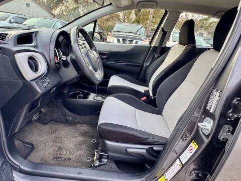 2013 Toyota Yaris 5-Door LE