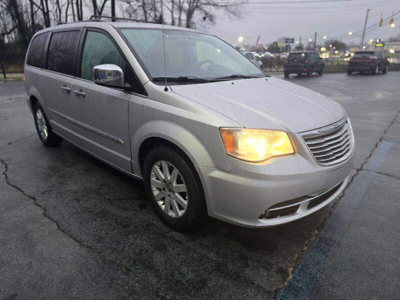 2012 Chrysler Town & Country Touring-L photo 5