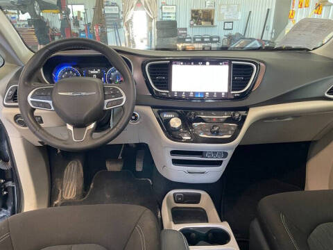 2022 Chrysler Voyager LX