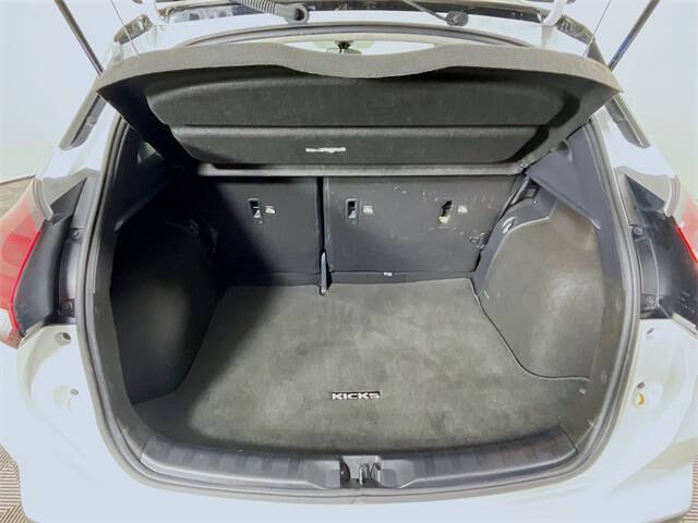 2022 Nissan Kicks SR