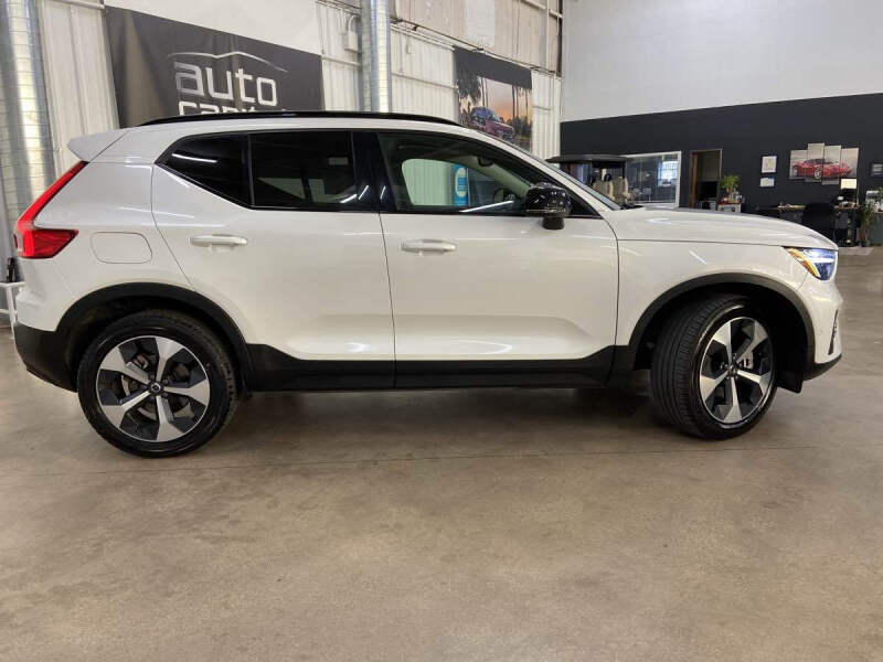 2024 Volvo XC40 B5 Plus Dark Theme