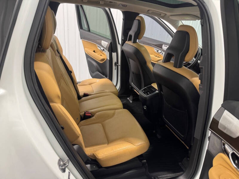 2016 Volvo XC90 T6 Momentum