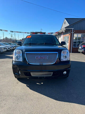 2011 GMC Yukon XL for sale at Valley Auto Finance in Warren OH