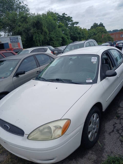 2005 Ford Taurus for sale at LIBERTY AUTO SALES in Kansas City, MO