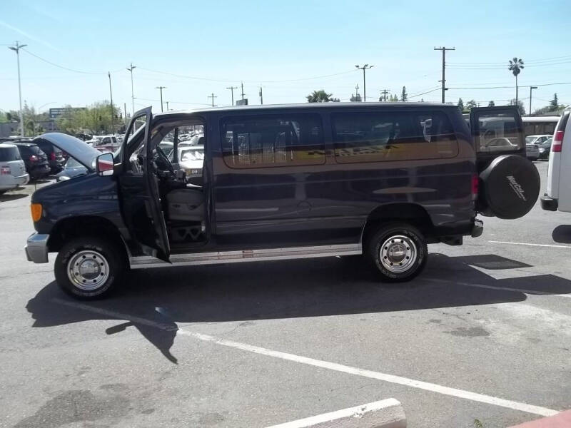 2003 Ford Econoline Wagon XLT photo 64