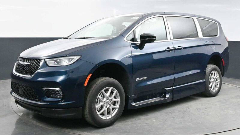 2025 Chrysler Pacifica Select