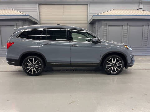 2022 Honda Pilot Touring w/Rear Captain's Chairs