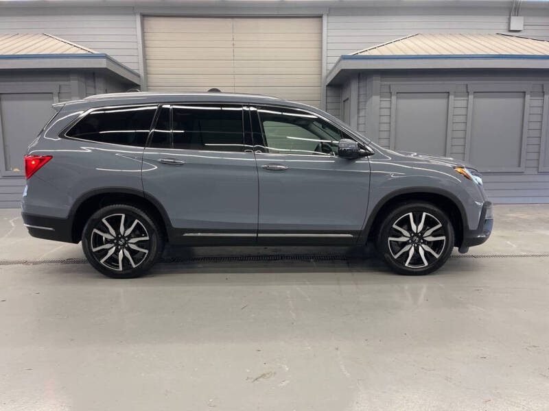 2022 Honda Pilot Touring w/Rear Captain's Chairs