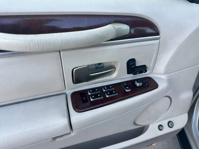 2004 Lincoln Town Car Signature