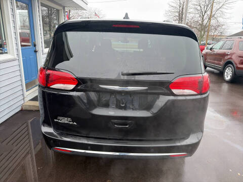 2017 Chrysler Pacifica Touring-L Plus