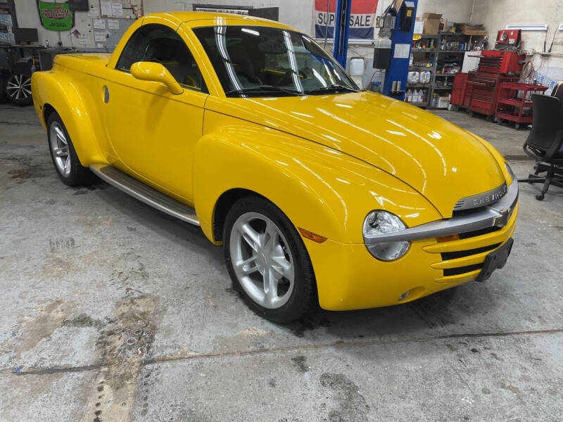 2004 Chevrolet SSR LS photo 2