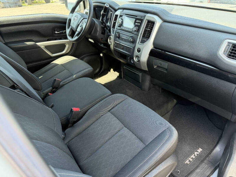 2017 Nissan Titan SV
