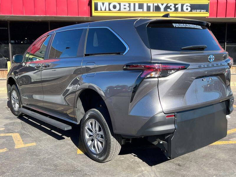 2025 Toyota Sienna LE 8-Passenger