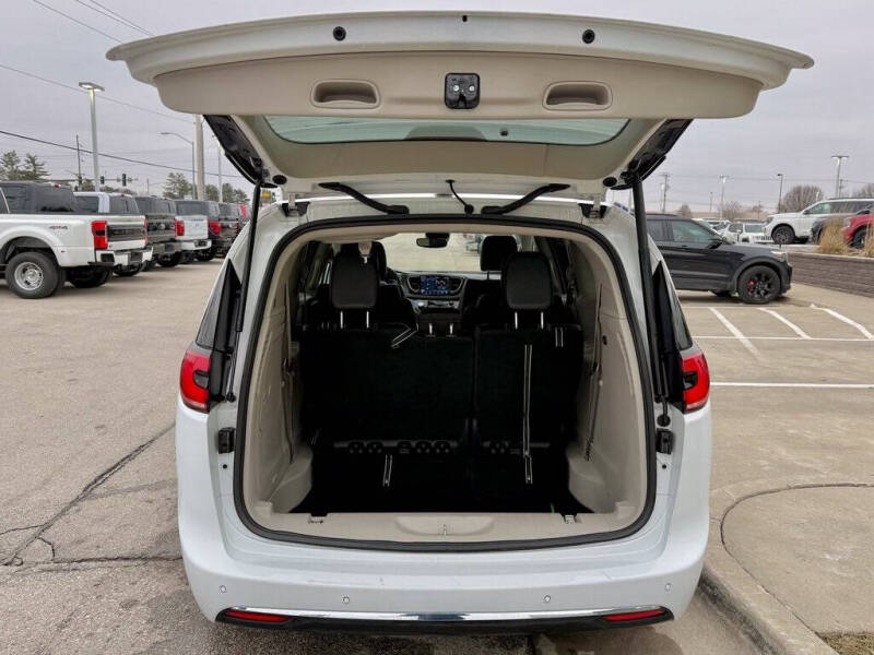 2024 Chrysler Pacifica Plug-In Hybrid Select